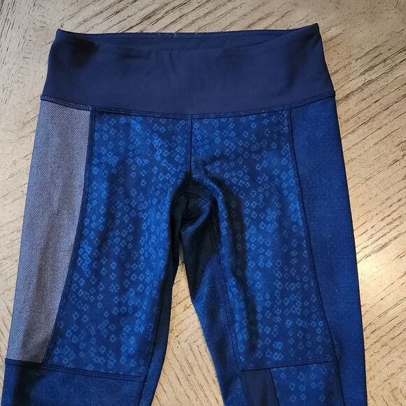 Lululemon size 6 navy leggings with floral print 💙 - Picture 2 of 10